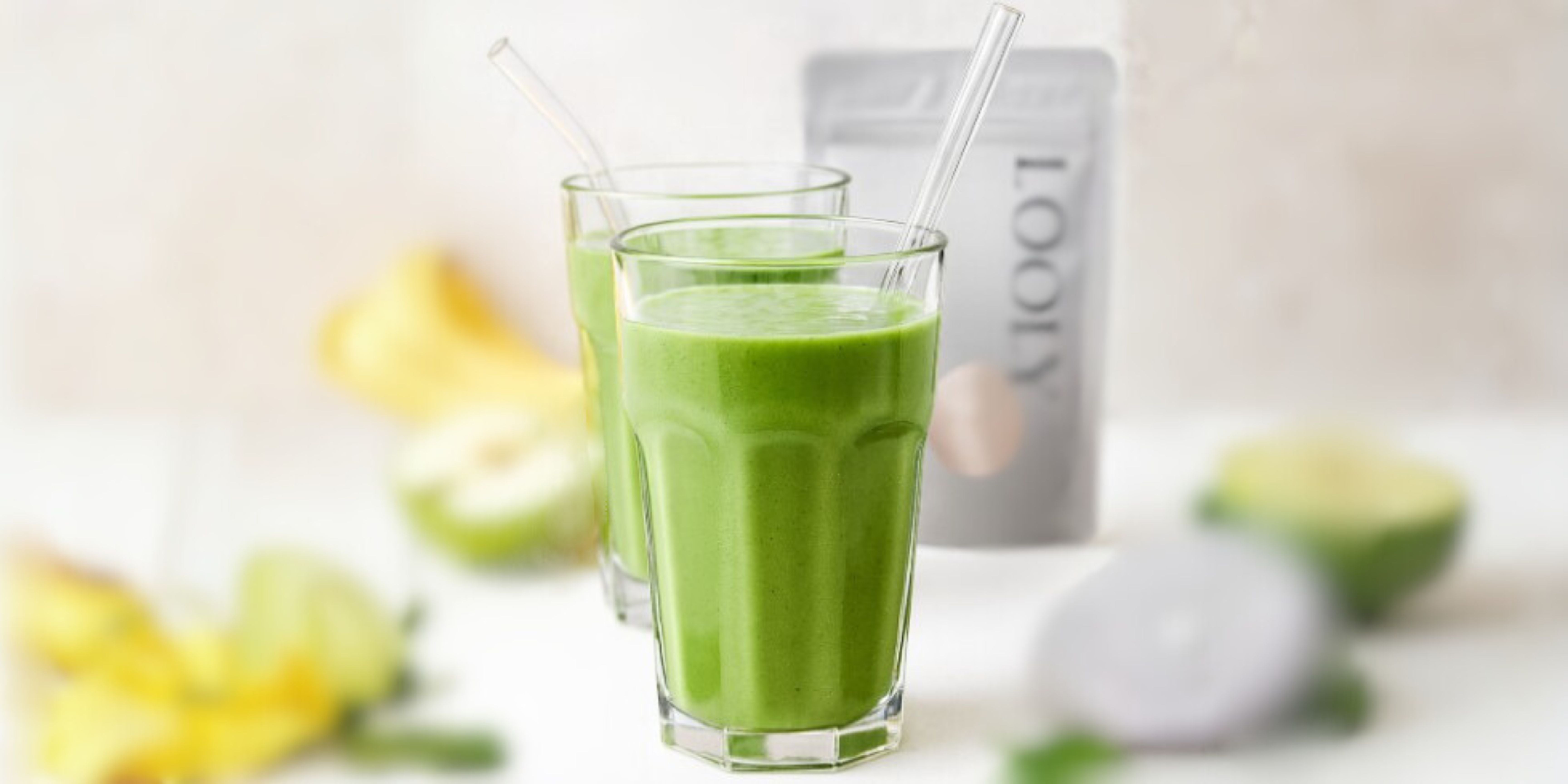 Zwei transparente Glaeser mit gruenem Smoothie und einer Packung Kollagen Pulver von LOOLY