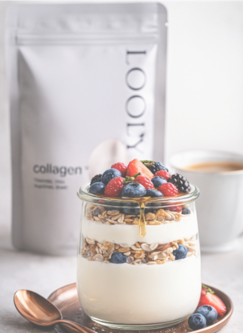 Berry Glow Parfait im Glas mit Joghurt, Beeren und Granola, serviert mit LOOLY collagen+ im Hintergrund