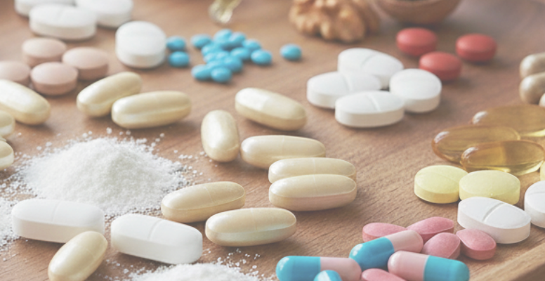 Verschiedene Tabletten und Kapseln als Symbolbild für Nahrungsergänzungsmittel