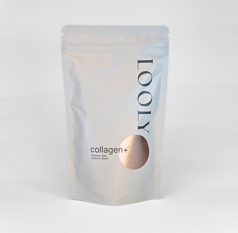 LOOLY collagen+ Pulver im minimalistischen Standbodenbeutel mit schimmerndem Etikett vor hellem Hintergrund.
